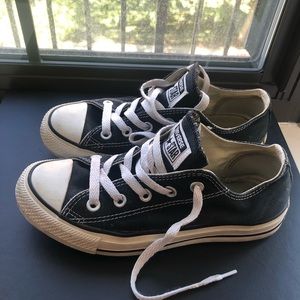 Converse unisex low top shoes.